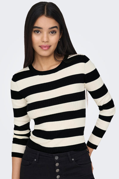 Pull col rond noir rayé de JDY, porté avec un pantalon noir à taille boutonnée.
