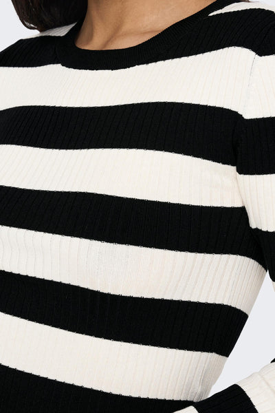 Pull noir à rayures by JDY, en maille côtelée, avec un col rond classique.
