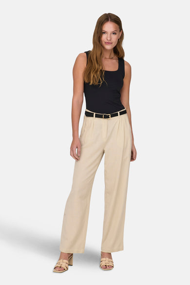 Débardeur noir ONLY® avec un pantalon beige taille haute et une ceinture noire.