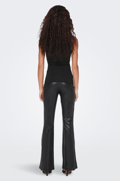 Débardeur noir à fines bretelles de ONLY, porté avec un pantalon en similicuir à paillettes, vue de dos.