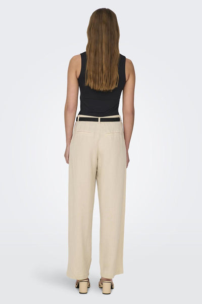 Zwart hemdje van ONLY, gedragen met een beige broek met wijde pijpen en zwarte riem.