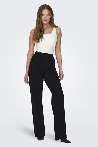 Top écru de ONLY®, porté avec un pantalon noir taille haute.
