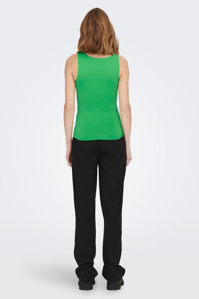 Débardeur vert de ONLY, porté avec un pantalon noir, vue de dos.
