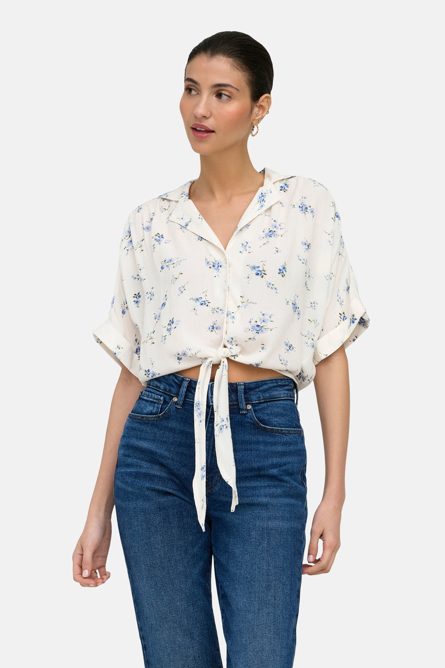 Wit overhemd met korte mouwen van ONLY®, met blauw bloemenpatroon, geknoopt in de taille, gedragen met een blauwe jeans en zwarte sandalen.