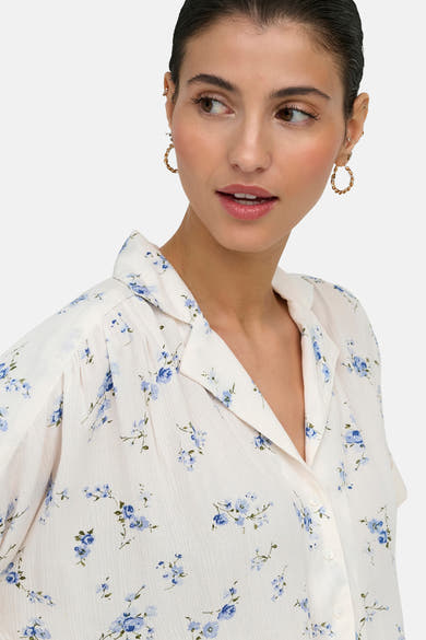 Wit overhemd met korte mouwen van ONLY® met blauw bloemenpatroon en getextureerde stof.