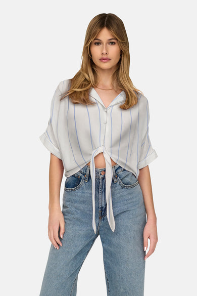 Wit blouse met korte mouwen van ONLY®, met blauwe verticale strepen, gedragen met een wijde jeans.