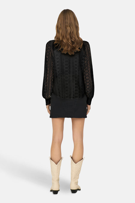 Zwarte blouse met lange mouwen van ONLY, met bloemenkant en pofmouwen.
