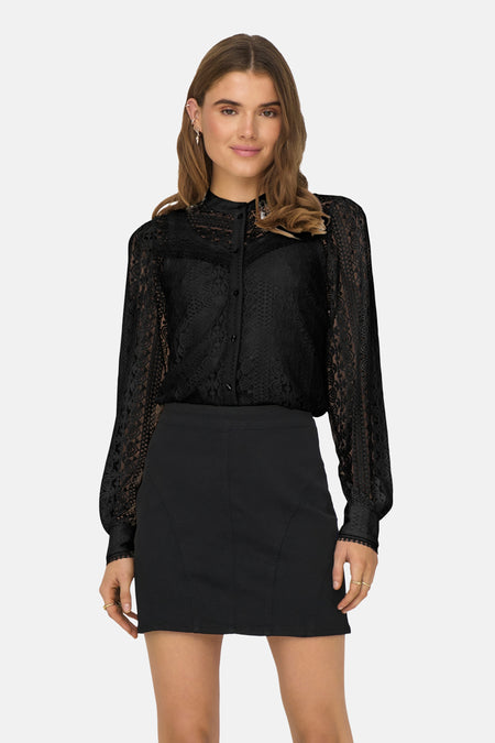 Zwarte blouse met lange mouwen van ONLY, van doorschijnend kant met knoopsluiting aan de voorkant.