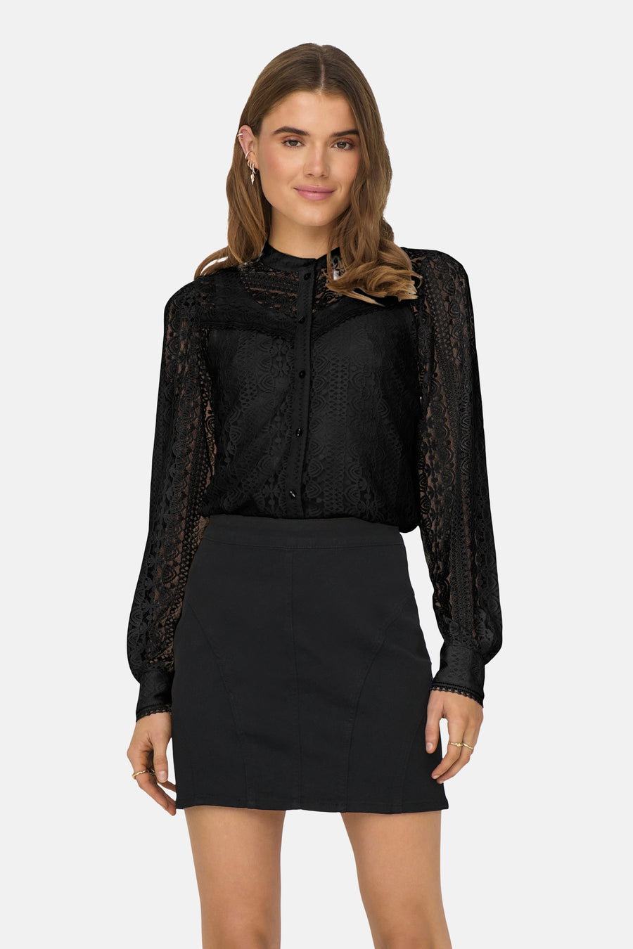 Zwarte blouse met lange mouwen van ONLY, van doorschijnend kant met knoopsluiting aan de voorkant.