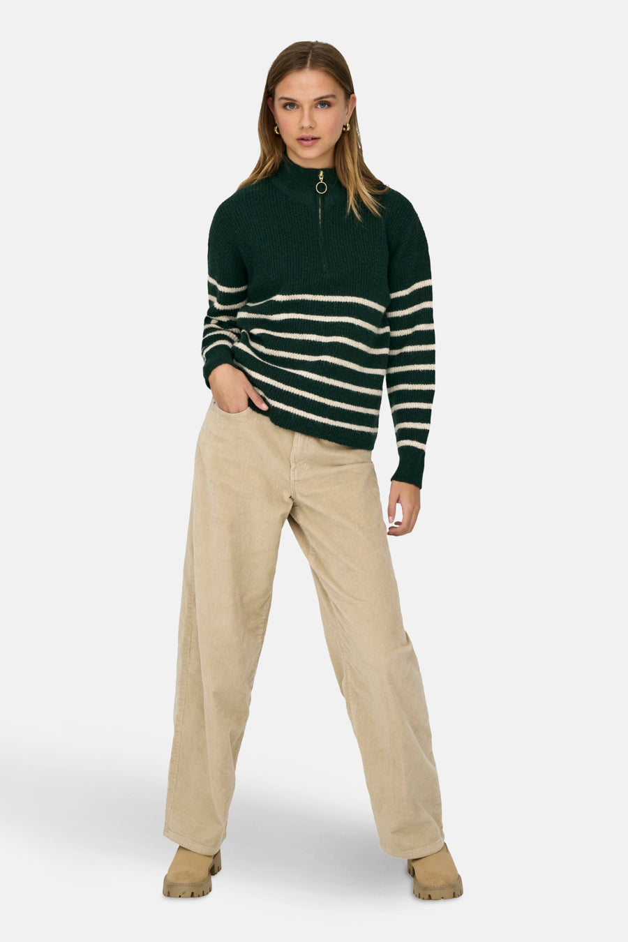 Pull à col roulé vert à rayures by ONLY, porté avec un pantalon beige et des chaussures assorties.