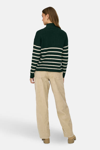 Pull à col roulé vert rayé ONLY®, porté avec un pantalon en velours côtelé beige.
