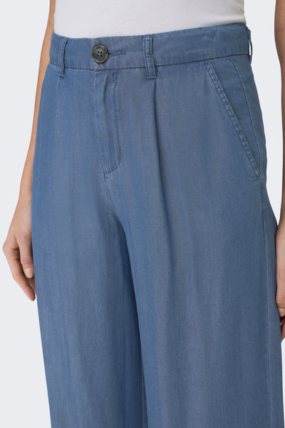Pantalon bleu denim moyen de JDY, avec une pliure sur le devant et poches latérales.
