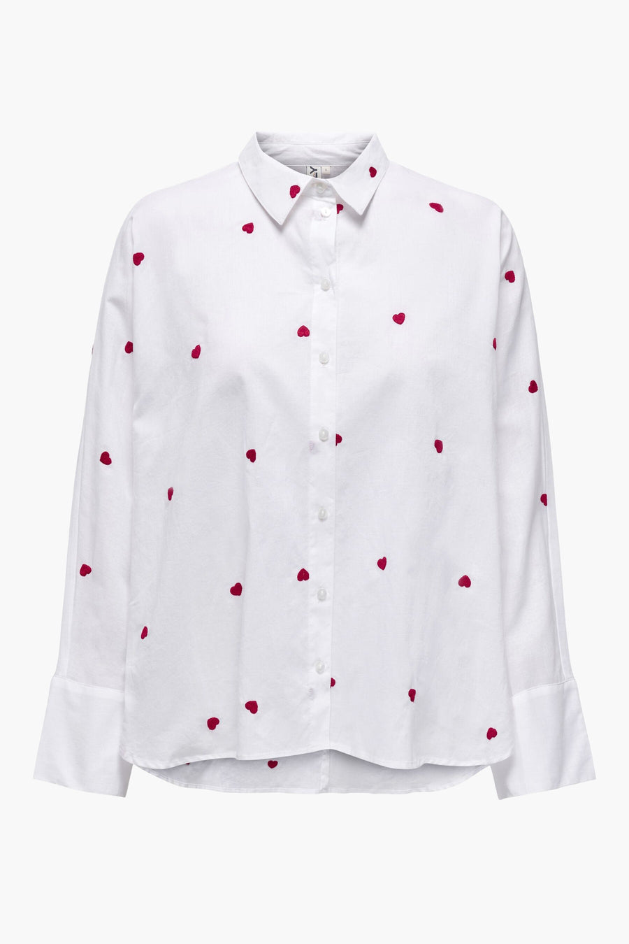 Chemisier blanc à manches longues de ONLY, orné de petits motifs de coeurs rouges.
