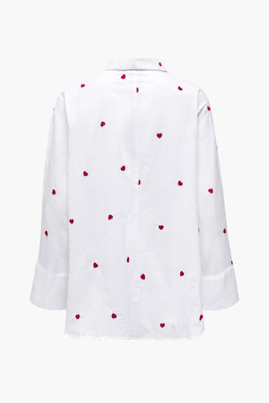 Chemisier blanc à manches longues de ONLY, orné de motifs de petits cœurs bordeaux, vue de dos.
