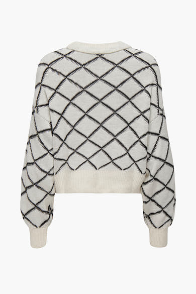 Pull à col rond écru de JDY, avec motif losanges noirs sur toute la surface.