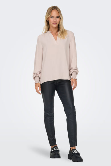 Lichtroze blouse met lange mouwen van ONLY®, met V-hals en smockmanchetten.