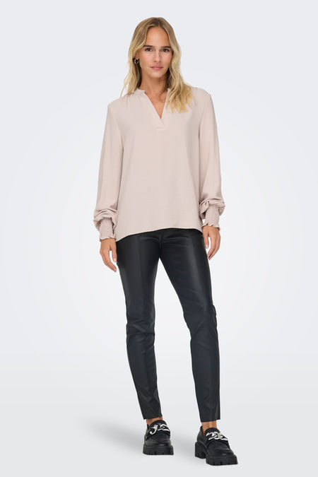 Lichtroze blouse met lange mouwen van ONLY®, met V-hals en smockmanchetten.