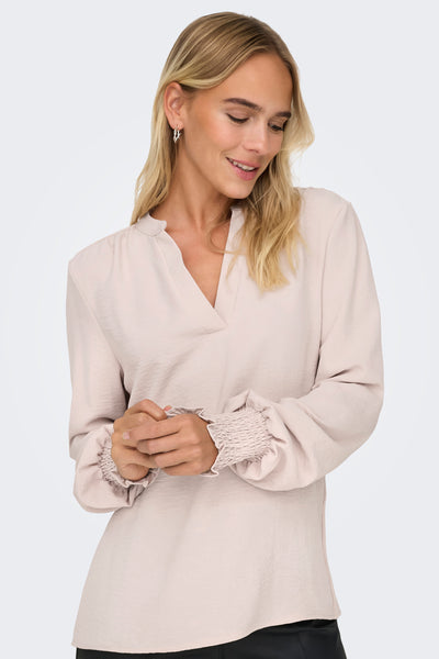 Roze blouse met lange mouwen van ONLY® in vloeiende, getextureerde stof, met V-hals en smockmanchetten.