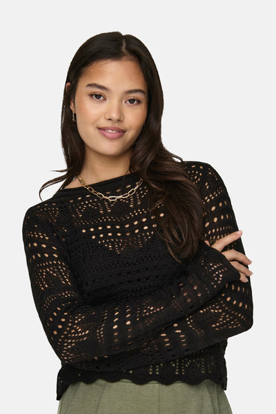 Pull col rond noir de JDY, avec motif ajouré et chaîne dorée.