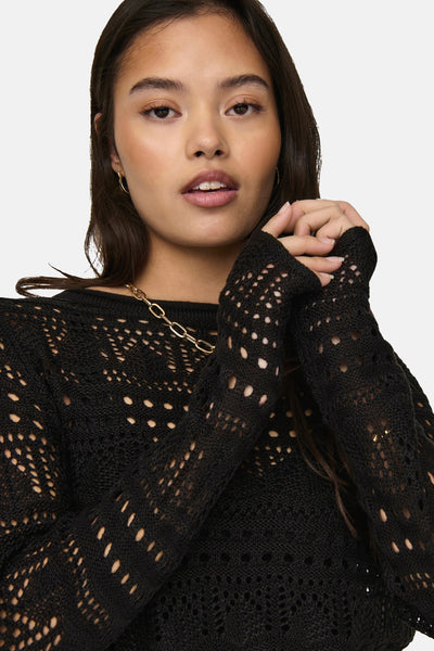 Pull noir à col rond de JDY, avec motif ajouré et chaîne dorée autour du cou.
