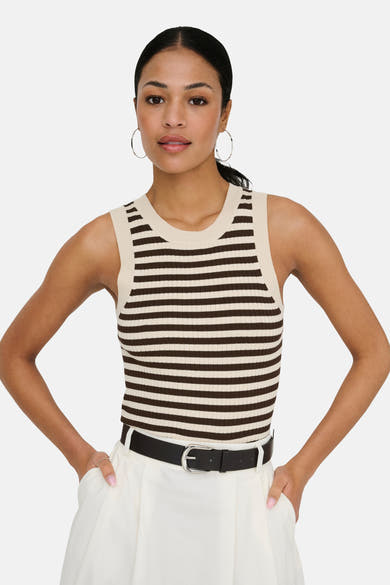 Beige en bruin gestreept mouwloos topje van JDY, ribgebreide textuur, gedragen met een witte broek en een zwarte riem.