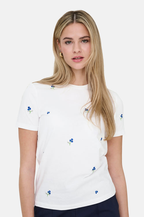 T-shirt blanc à manches courtes de ONLY®, agrémenté de broderies florales bleues délicates.