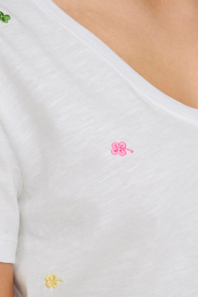 T-shirt blanc by ONLY® avec des trèfles brodés roses et verts sur le devant.