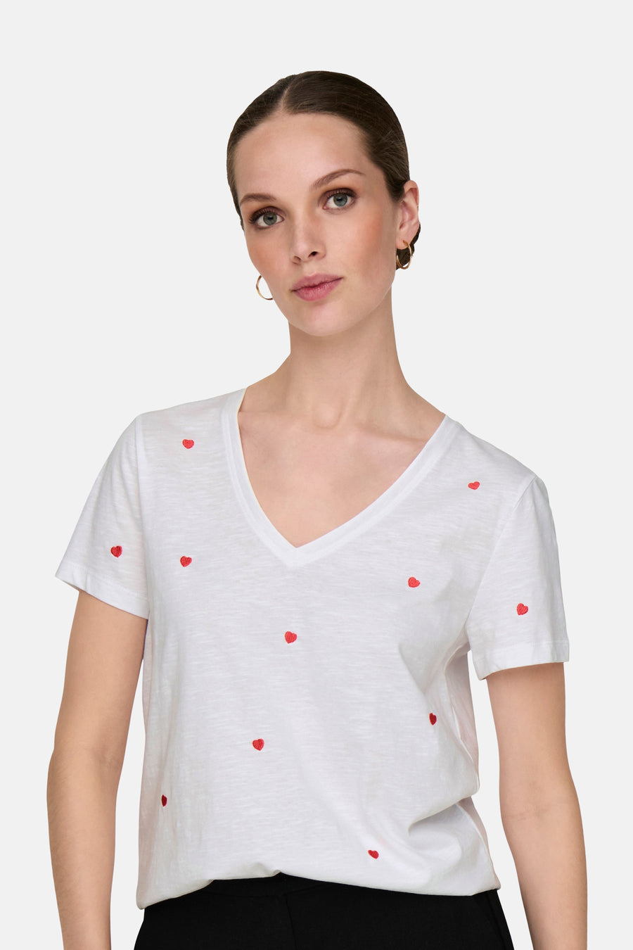 Wit T-shirt van ONLY, met kleine geborduurde rode hartjes.