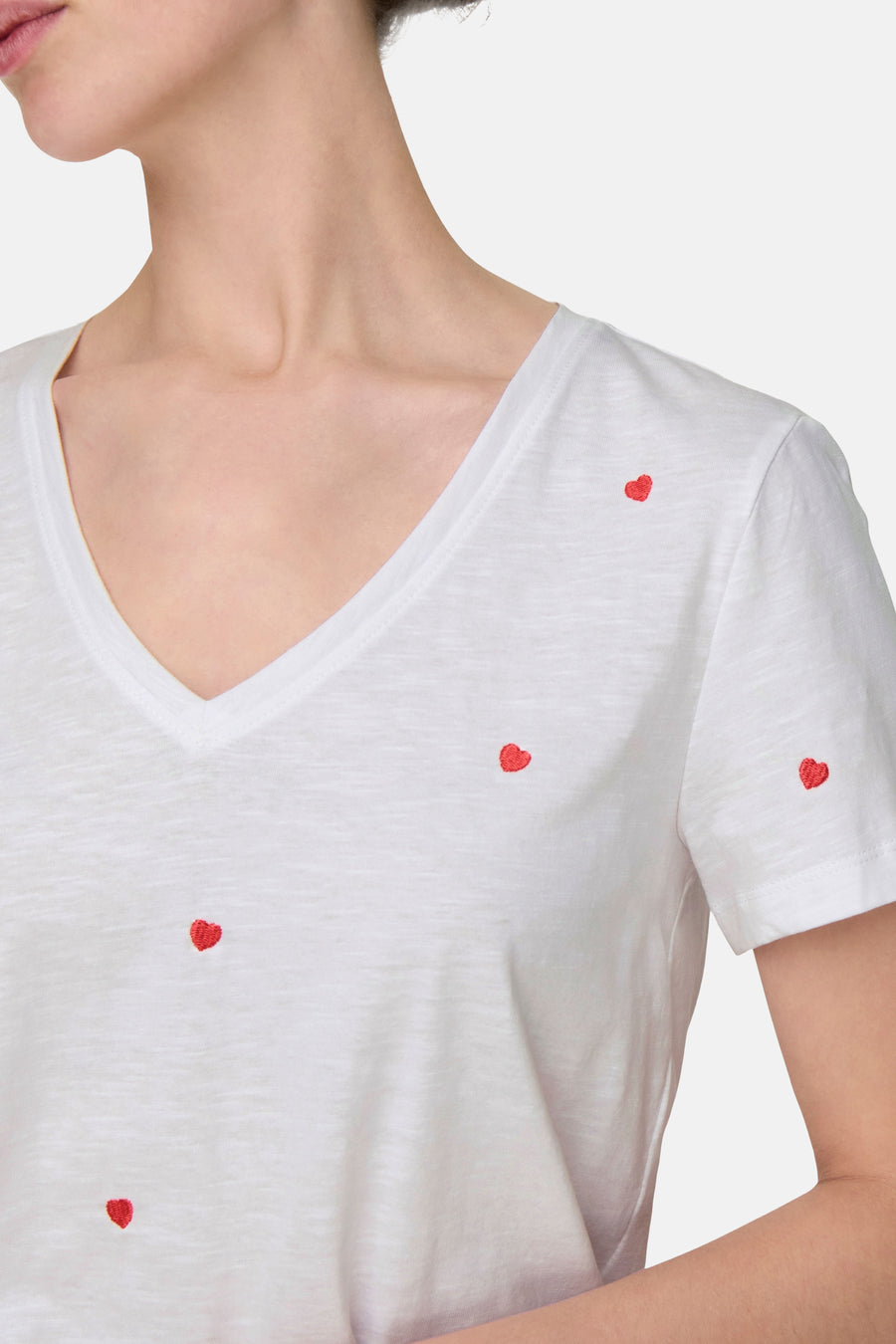 Wit T-shirt van ONLY, met V-hals en kleine geborduurde rode hartjes.