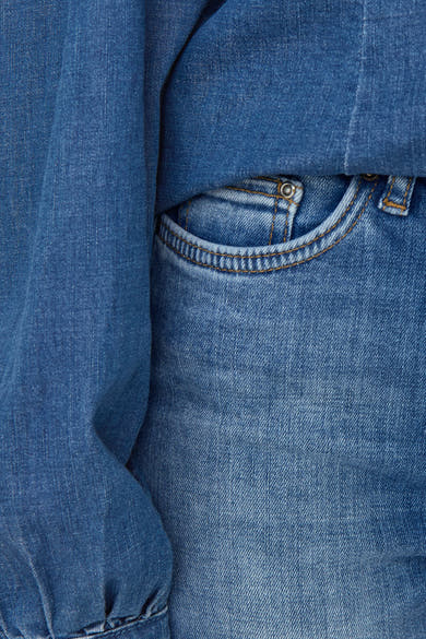 Donkerblauwe skinny jeans van ONLY, met gedetailleerde voorzak en zichtbare denimtextuur.