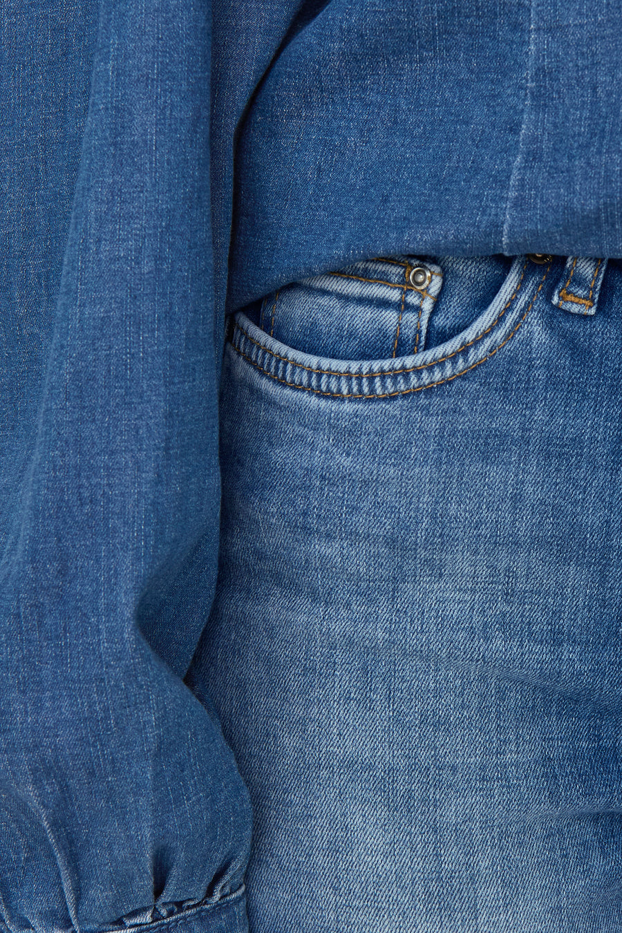 Donkerblauwe skinny jeans van ONLY, met gedetailleerde voorzak en zichtbare denimtextuur.