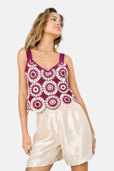 Top sans manches en crochet prune et blanc cassé de ONLY® à motifs floraux, col en V, porté avec un short brillant.