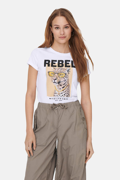 Wit T-shirt met korte mouwen van ONLY®, luipaardprint en opschrift "Rebel", gedragen met een cargobroek.