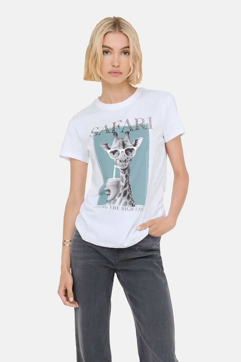 Wit T-shirt met korte mouwen van ONLY, met een print van een giraf met een zonnebril, gedragen met een grijze jeans.