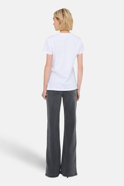 Wit T-shirt met korte mouwen van ONLY®, gedragen met een grijze high-waist jeans.