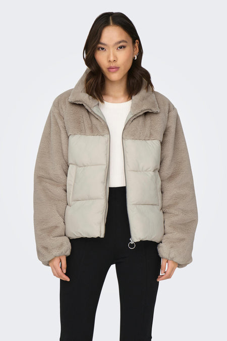 Veste courte écru de ONLY, avec empiècement effet peau de mouton et fermeture éclair argentée.