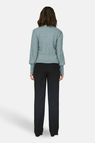 Pull à col rond bleu par ONLY®, avec des manches longues bouffantes et un motif texturé.