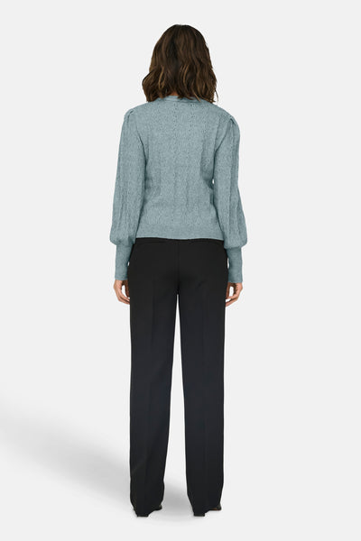 Pull à col rond bleu par ONLY®, avec des manches longues bouffantes et un motif texturé.