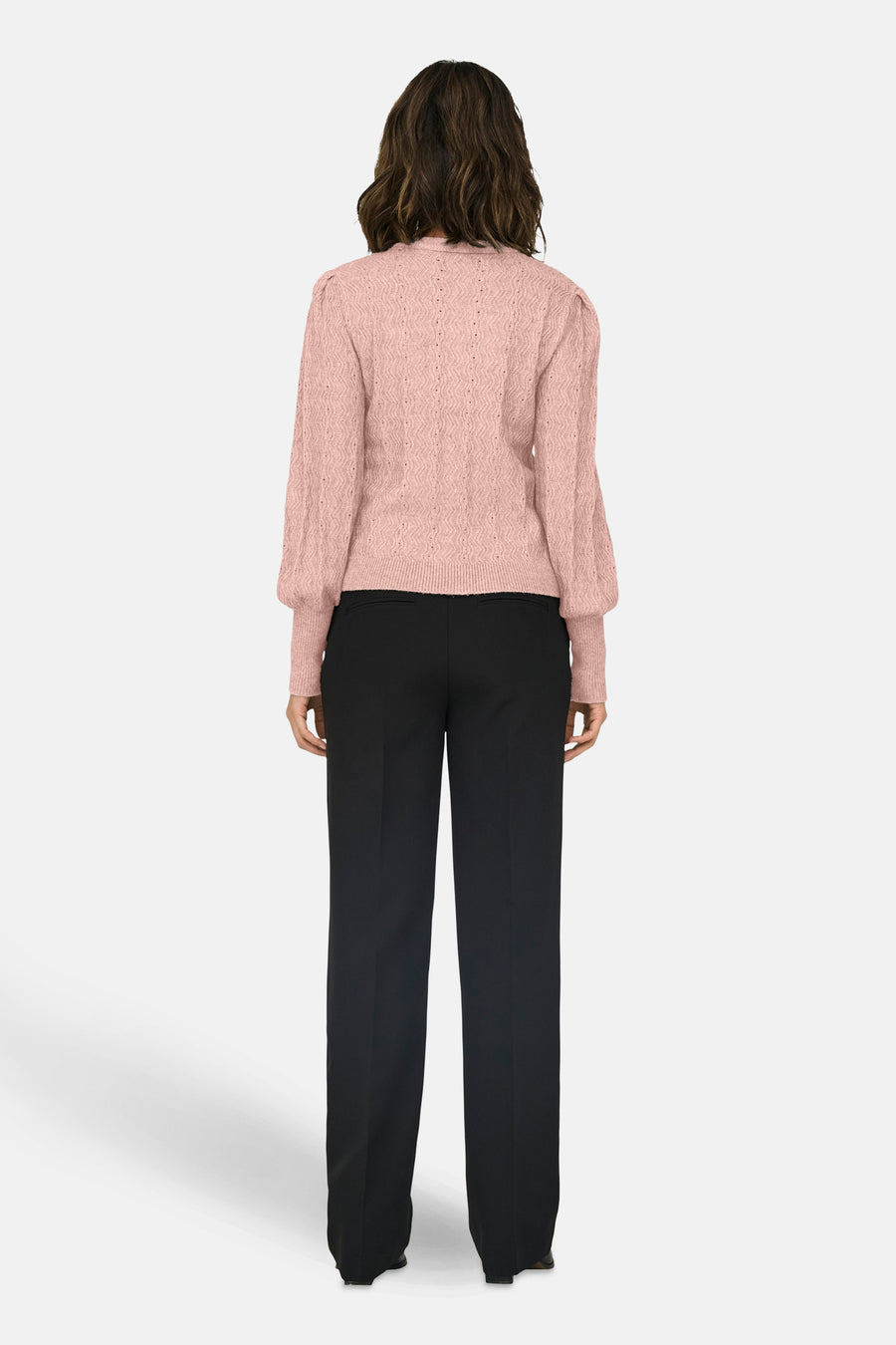 Pull rose à col rond de ONLY®, avec des manches bouffantes et un motif texturé sur toute la surface.