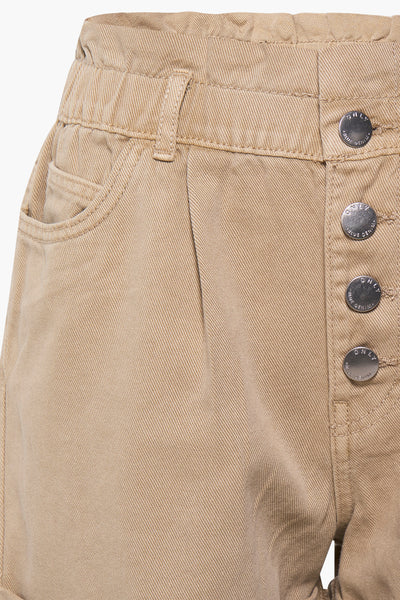 Short beige de ONLY avec fermeture boutonnée et poches latérales.