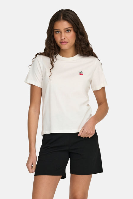 T-shirt blanc de JDY avec un logo de cerise brodé sur la poitrine.