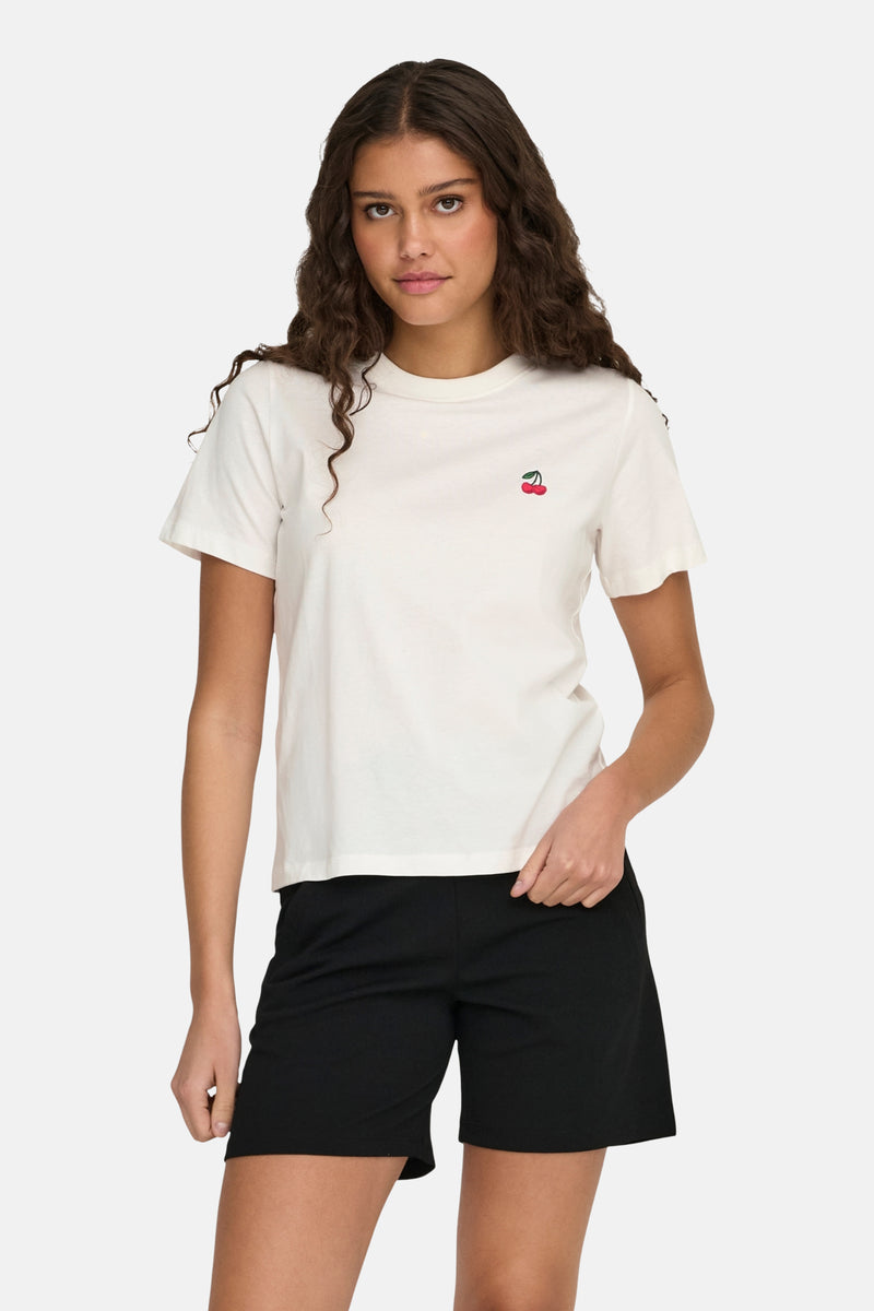 T-shirt blanc de JDY avec un logo de cerise brodé sur la poitrine.