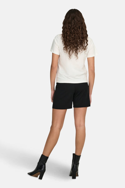 T-shirt blanc à manches courtes de JDY, porté avec un short noir et des bottines en cuir, vue de dos.