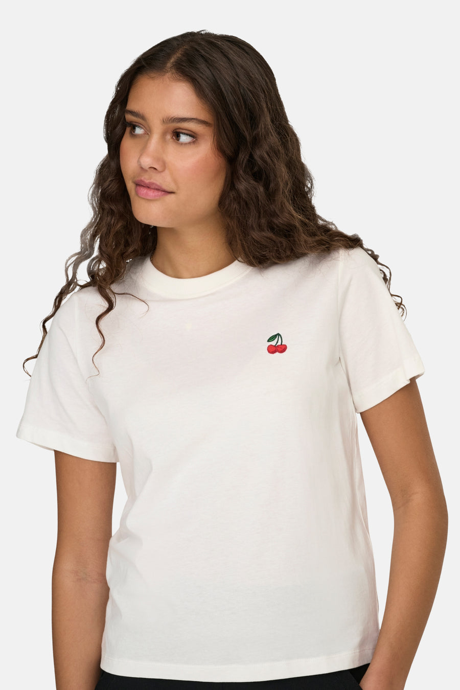 Wit T-shirt met korte mouwen van JDY, met kersenborduurwerk op de voorkant.
