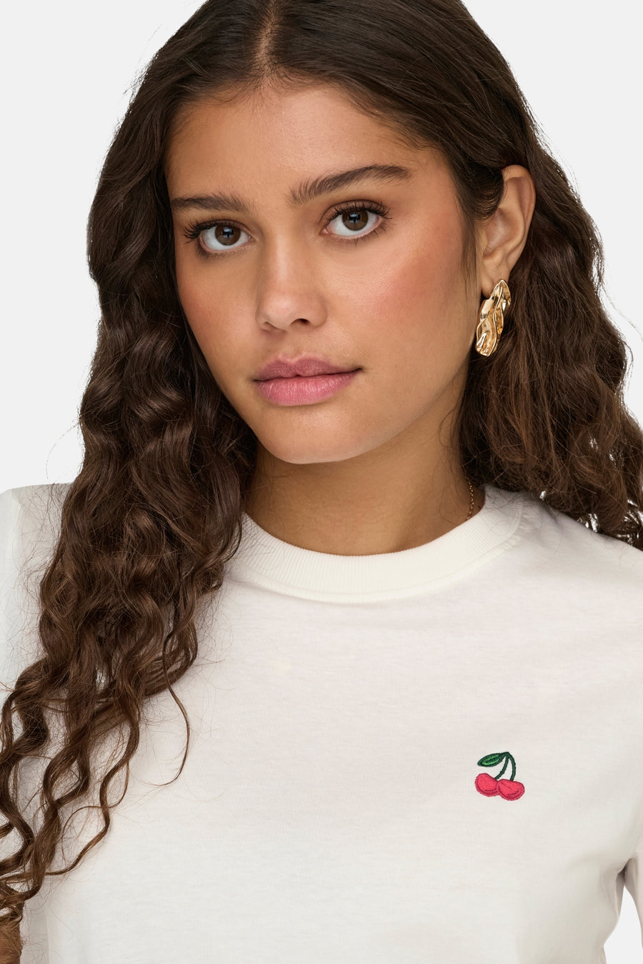 Wit T-shirt met korte mouwen van JDY, versierd met kersenborduurwerk en gedragen door een model.