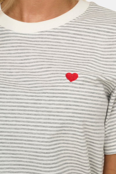 T-shirt à manches courtes gris de JDY, rayé avec un petit cœur rouge brodé.