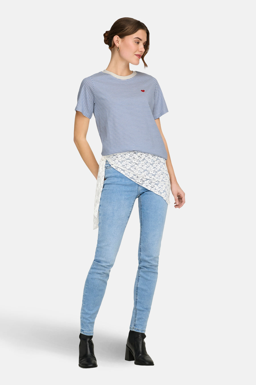 T-shirt à manches courtes bleu rayé de JDY, avec motif cœur rouge, porté avec un jean clair et des bottines noires à talons.