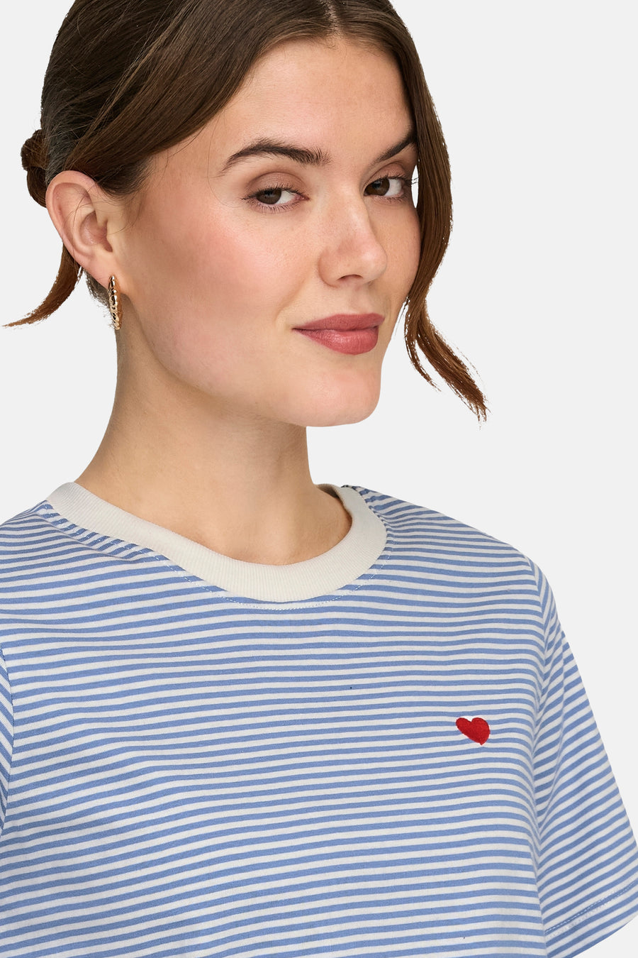 T-shirt bleu à rayures de JDY, avec un petit cœur rouge brodé.