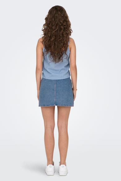 Chemisier sans manches bleu d'ONLY, à fines rayures verticales, porté avec une jupe en jean.