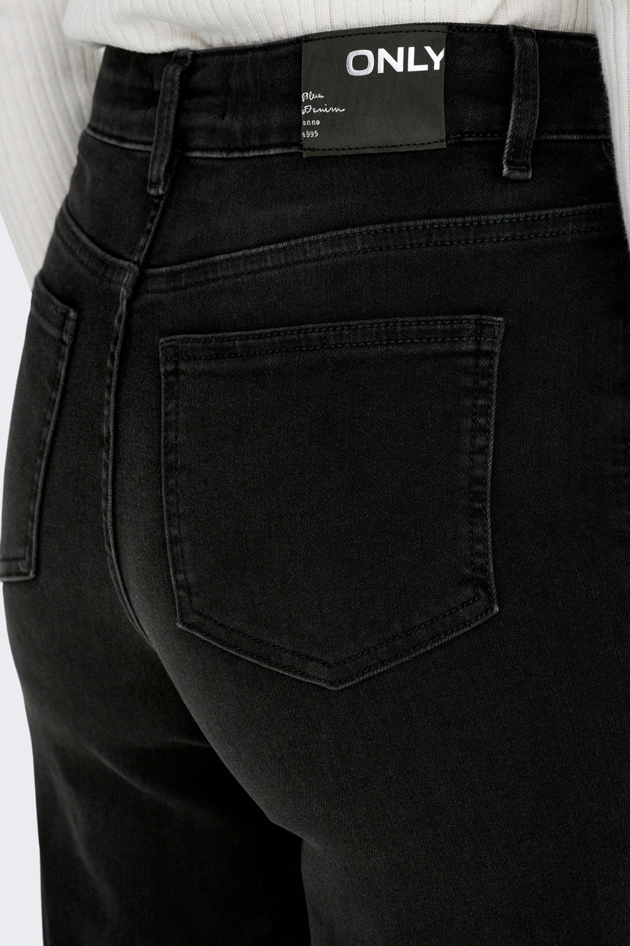 Jean large en denim noir de ONLY, détail de poche arrière.
